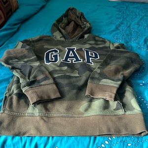 GAP BOYS HOODIE
SIZE 8